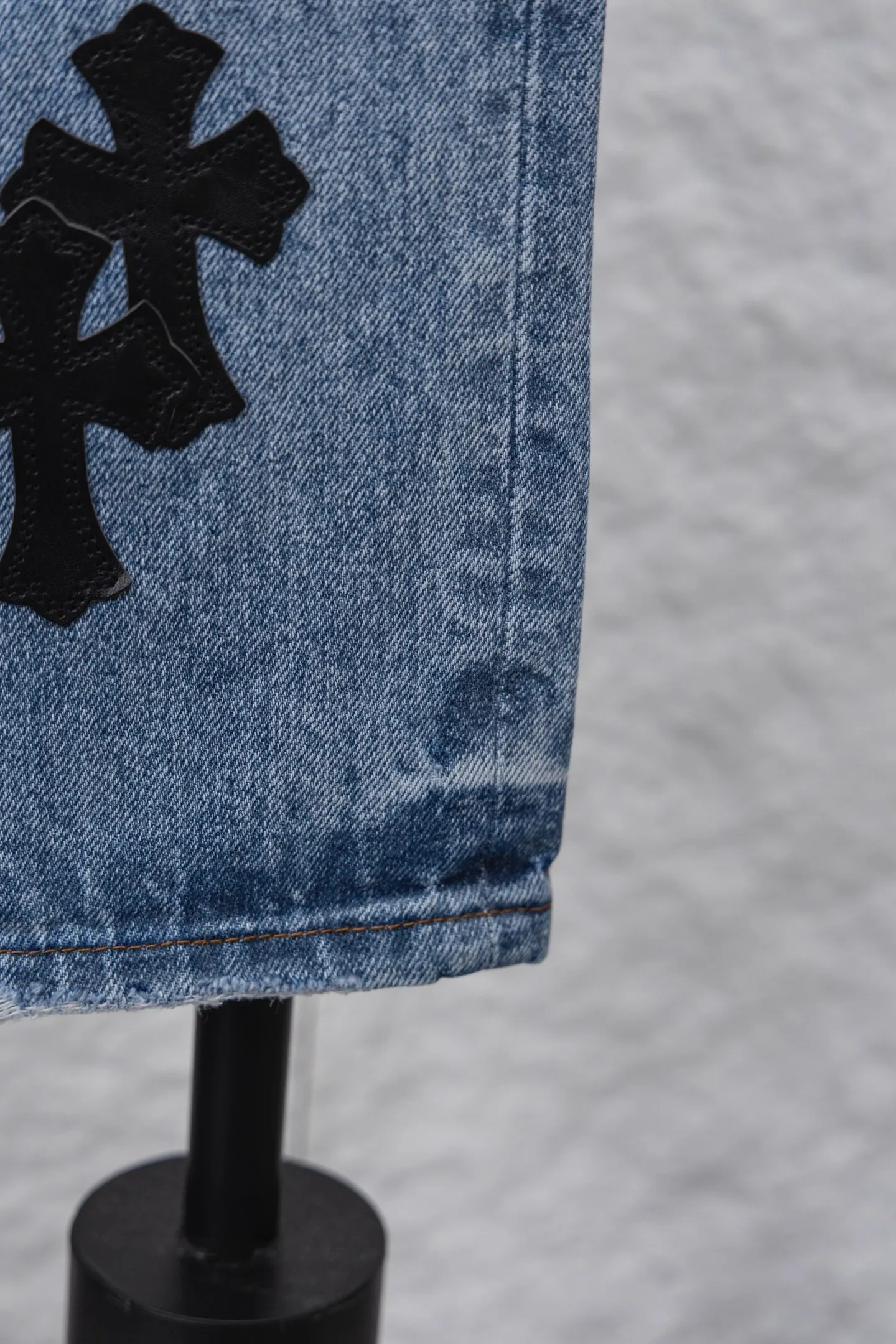 P320 model number/F095 CH Chromehearts blue graffiti cross patchwork leather heavy-duty cow king jeans, cabinet price 34W level, patchwork cross pattern embellishment, washed jeans! ! An absolutely high-end luxury product, a 1.9W-level god-level single product, a super popular product, made by top heavy industry, a magic weapon that cannot be missed!  [About Zangyin] This is an extremely luxurious fashion brand that can also be called the aristocracy of the high street. It has always been an exclusive brand for some hipsters or rich second generations. Compared with ordinary high streets, it is more luxurious and noble. Compared with luxury brands, it is more fashionable and individual. It has always been a brand that I have a special liking for. [Top heavy industry fashion design] Consistently high-street luxury style. Speaking of this style, the Zangyin family and GU family are definitely the leading representative brands. Especially the Zangyin family has really achieved a state-of-the-art effect in creating high-street style. The unique washed material is used to create this style. The color system is already quite eye-catching. After it is decorated with patchwork cross flowers, it cleverly highlights the charm of the brand. Secondly, this style uses classic The high-waist cutting design highlights the long legs and fashionable temperament of the upper body. The brand is highly recognizable and the slim fit configuration is more suitable for daily wear. It is a product that interprets personality, fashion, and specifications at a glance. This single product is enough to make any fan excited. It can be a white T-shirt for a youthful college style, or a tight suspender for a royal style. It has strong matching ability and can be easily controlled by men.   [Materials and craftsmanship] Needless to say, this point goes without saying. As an excellent craftsman brand, Zangyin’s requirements for details and craftsmanship are really perfect. The washed color of this model has gone through so many processes, not to mention the embellishment of denim appliques. It is also purely hand-made and sewn. Just like what they believe in, only hand-made things have soul and have the meaning of wear. A top-notch heavy-duty fashionable denim item, I look forward to your perfect interpretation! !   Color: Blue Version: Loose